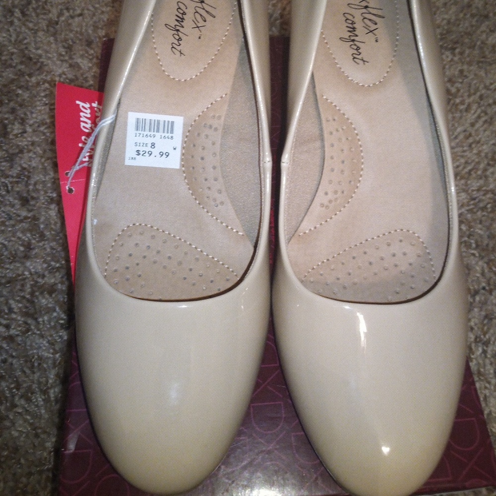Shoes with memory foam 8wide